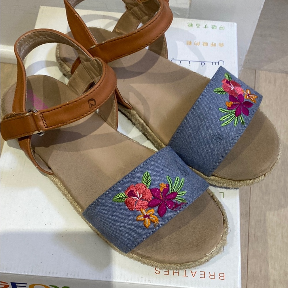 Embroidered Floral Sandals - Tan and Blue